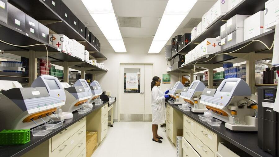 A technologist working in a diagnostic laboratory